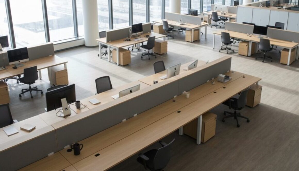 Schreibtische verwandeln die Büroatmosphäre