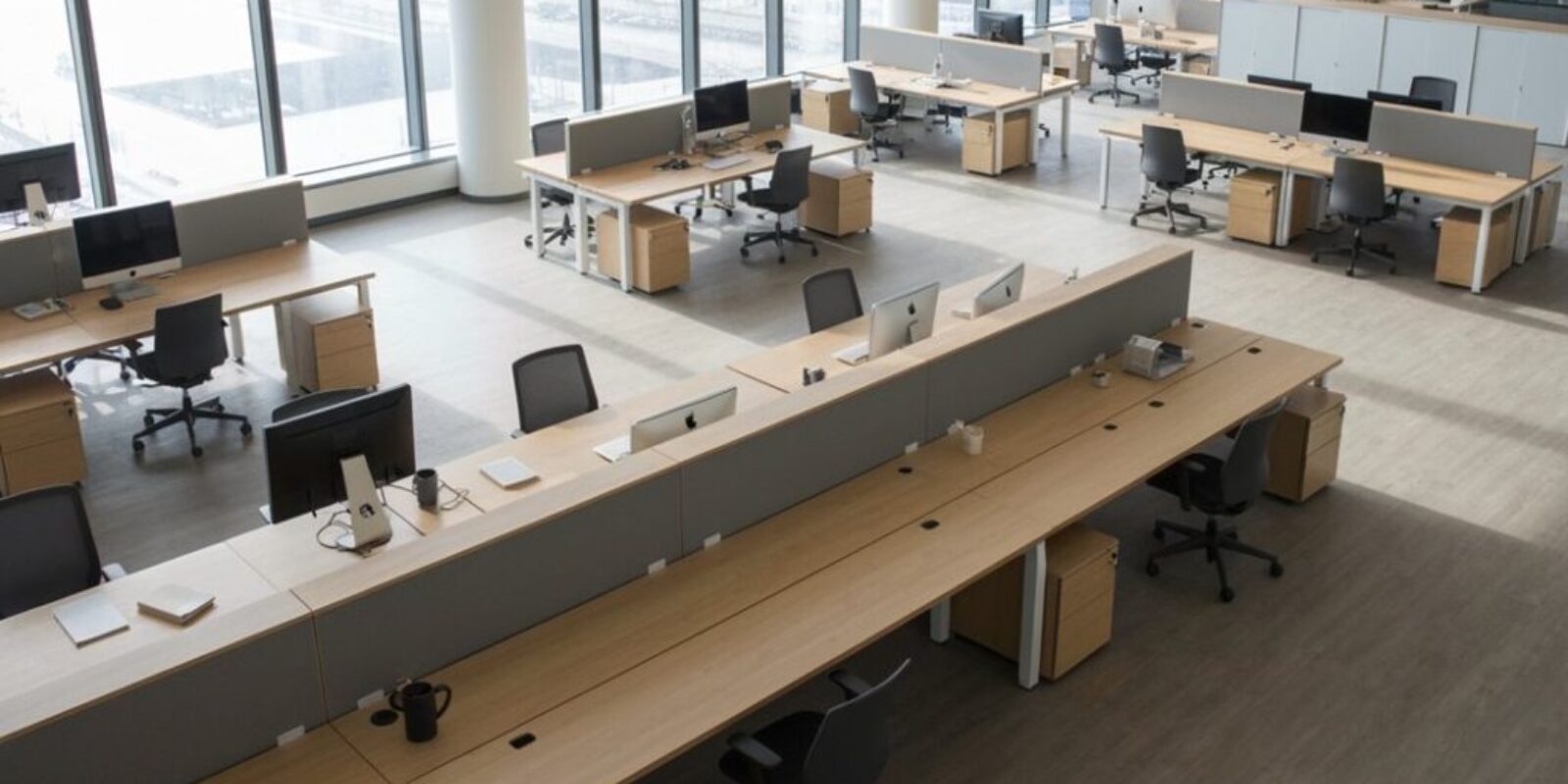 Schreibtische verwandeln die Büroatmosphäre