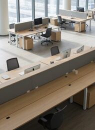 Schreibtische verwandeln die Büroatmosphäre