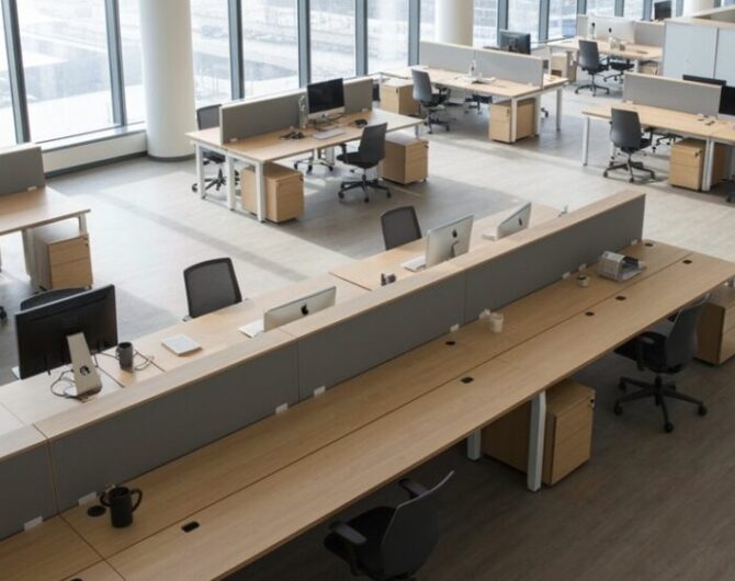 Schreibtische verwandeln die Büroatmosphäre