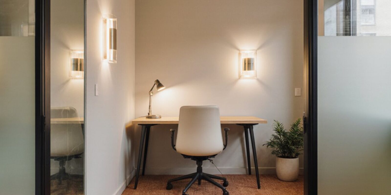 ein fensterloses Büro beleuchten